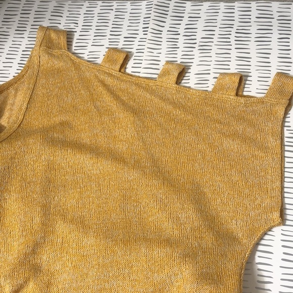 Torrid top in yellow 5 - Picture 4 of 9
